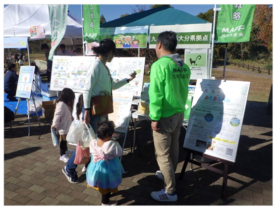 アンケートに回答する来場者