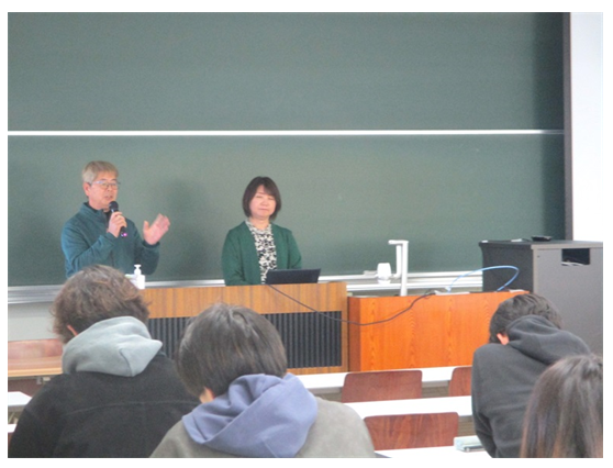 講演する(株)KabosuCompanyのお二人