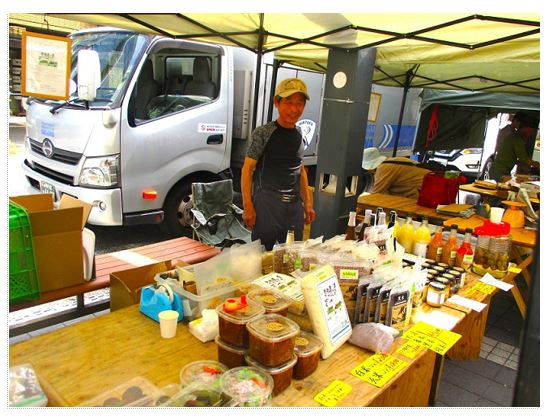 加工品の販売風景（佐藤さんと商品）