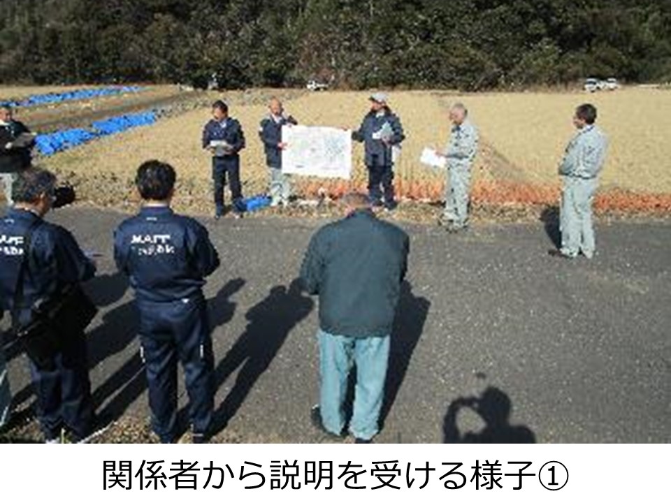 九州農政局長が関係者からパネルを用いて説明を受ける様子