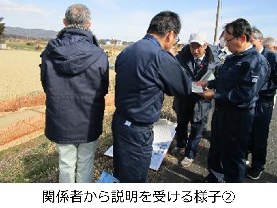 関係者から説明を受ける様子