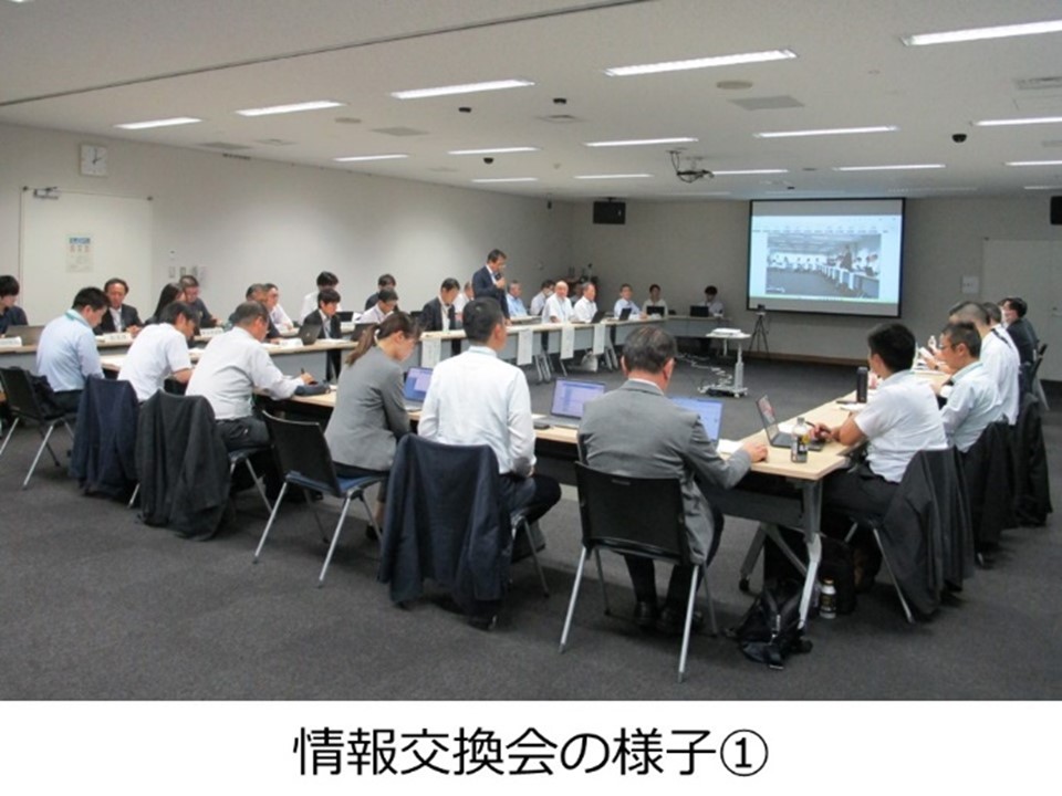 情報交換の様子①