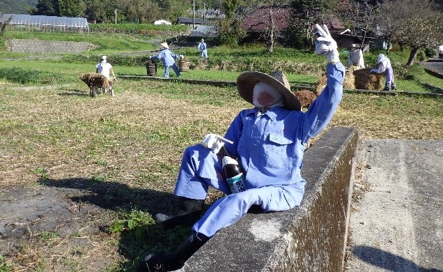 農作業終わりに酒を飲む人