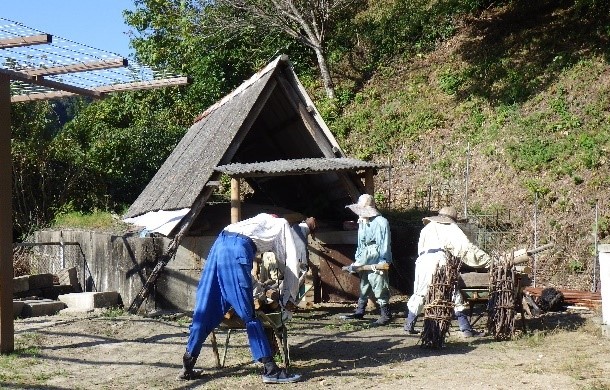 炭焼き作業