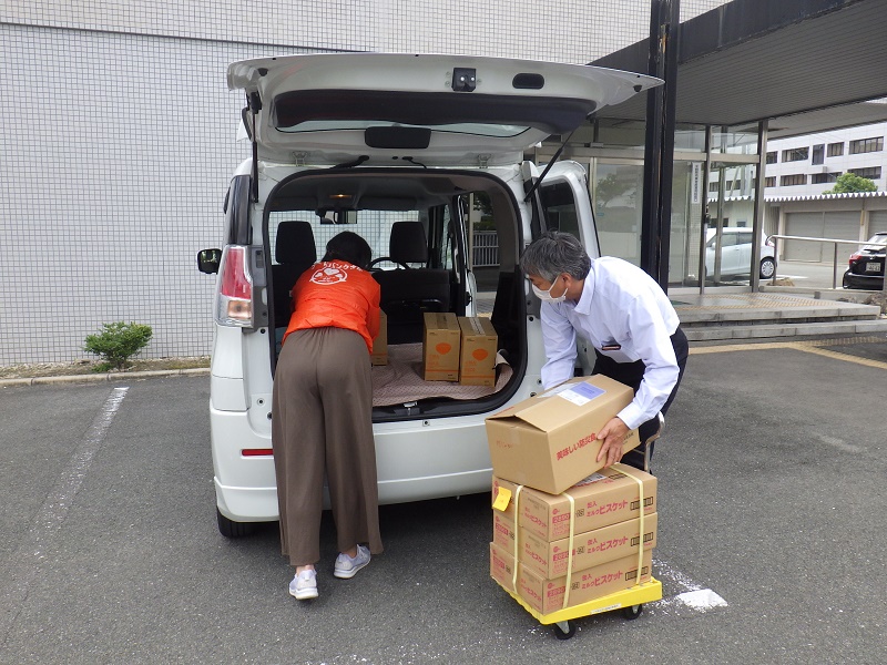 備蓄食料を車に積み込み