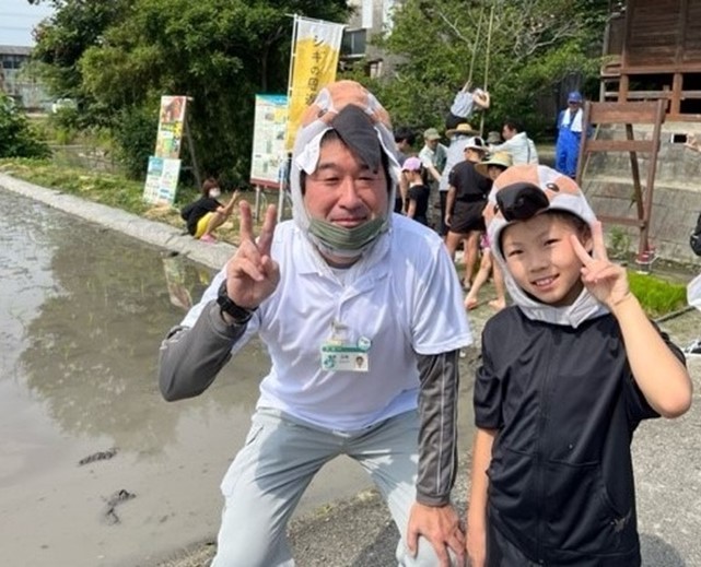 シギの被り物した男性と子供