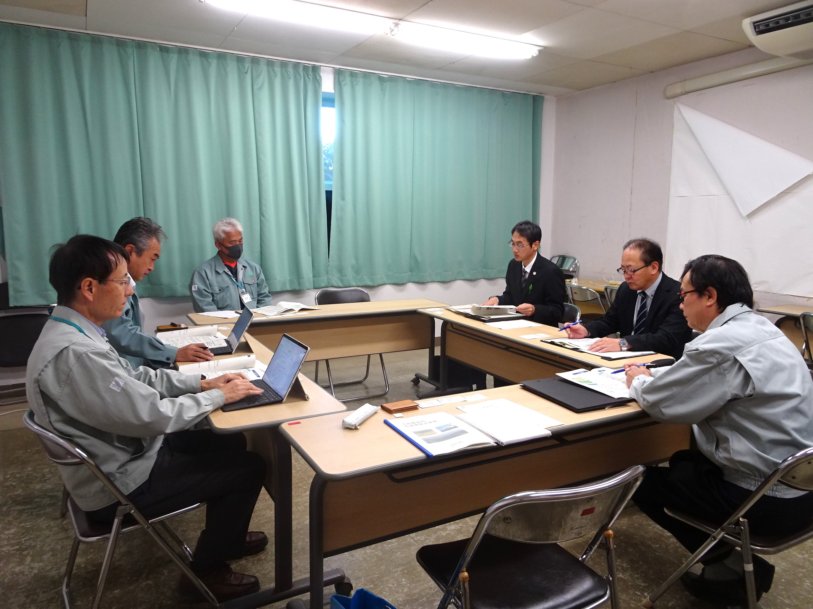 農業試験研究センターとの意見交換（参事官から説明）