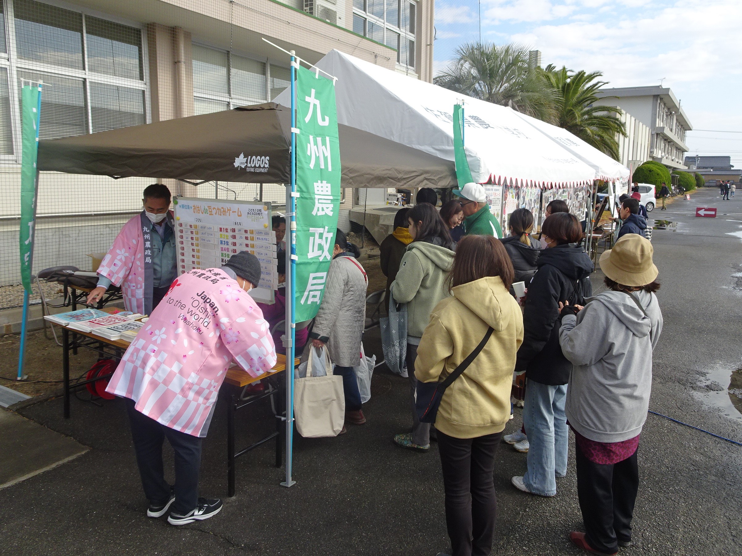 ブースにできた来場者の列