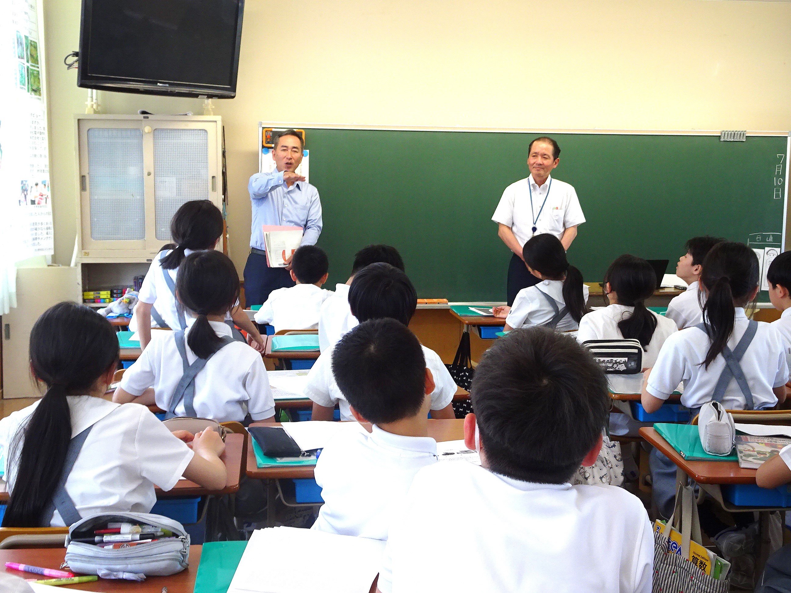 佐賀県拠点職員二人と児童の様子