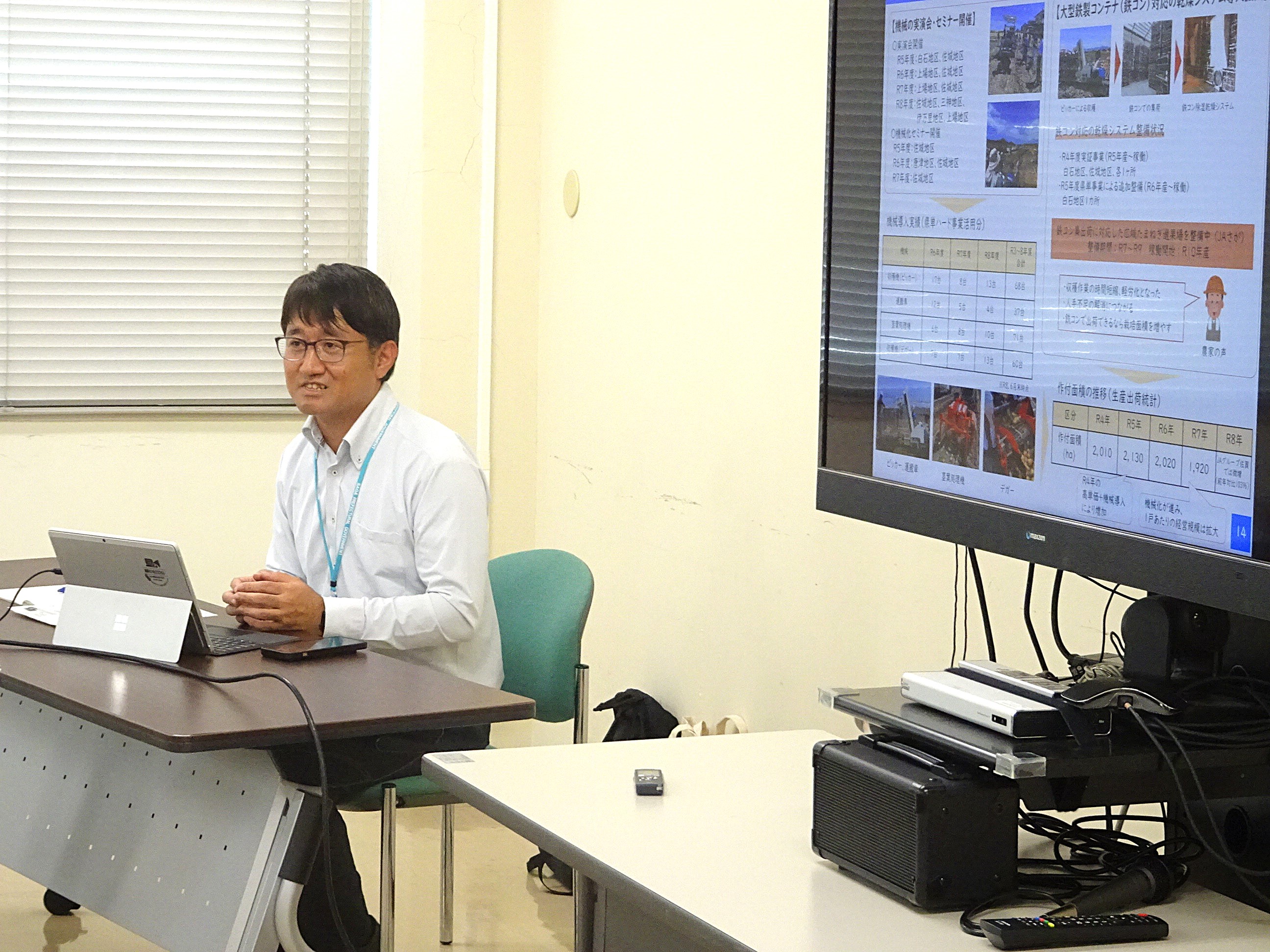 質問に回答する講師の様子