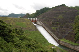 合所ダムの放流