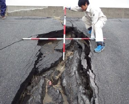 堤防裏法面の陥没状況