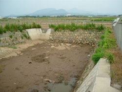 沈砂池を設置し土砂を沈殿。設置後数年で堆積量はわずかである。堆積土砂は農地へ還元し環境保全型農業の実現