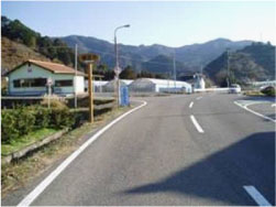 販売所は広域農道に隣接