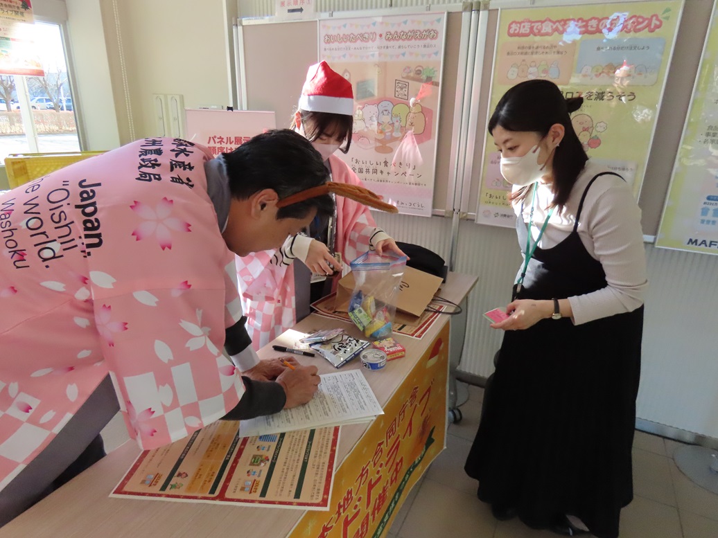 提供食品の受け取る様子３