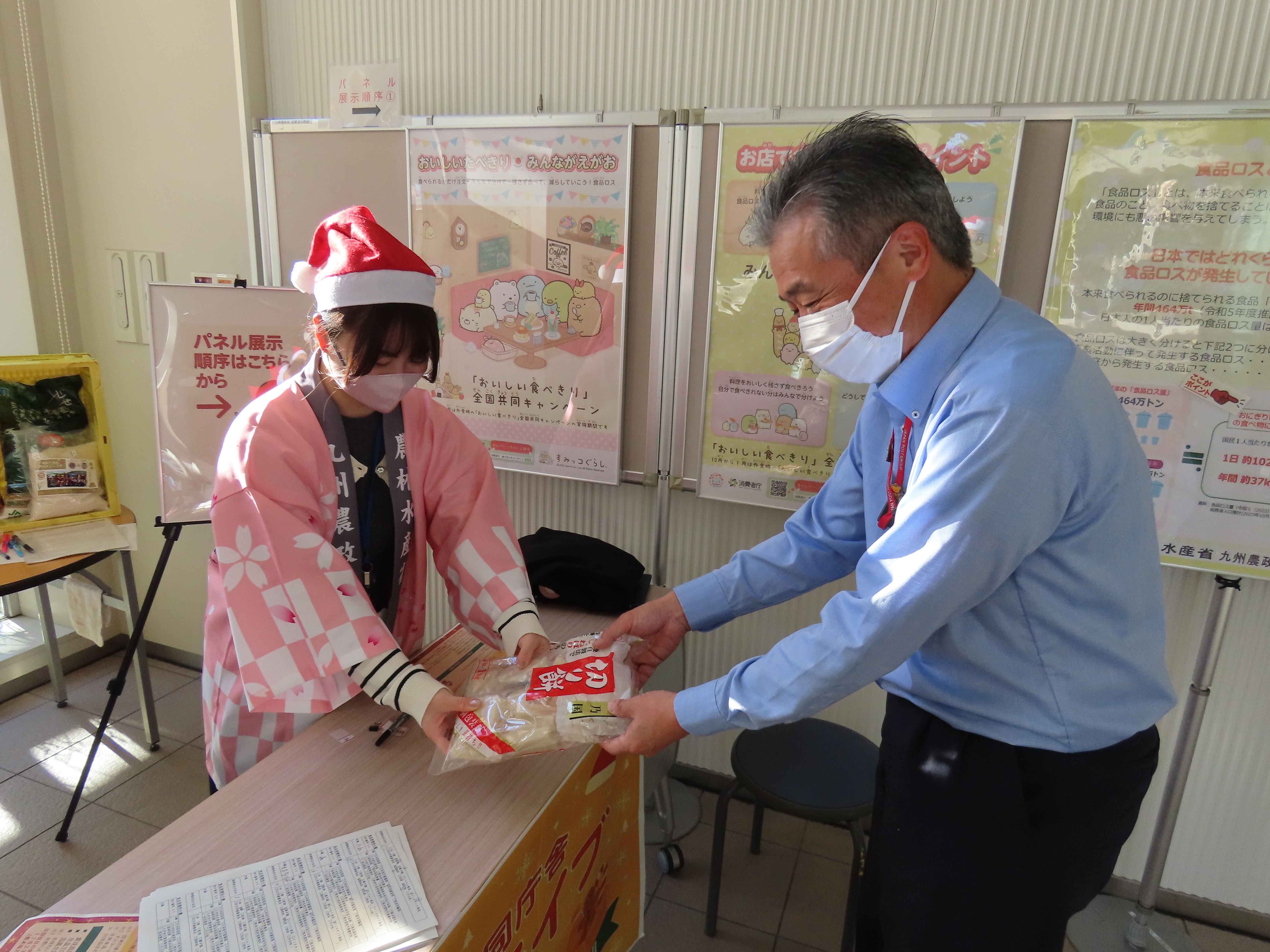 提供食品を受け取る様子２