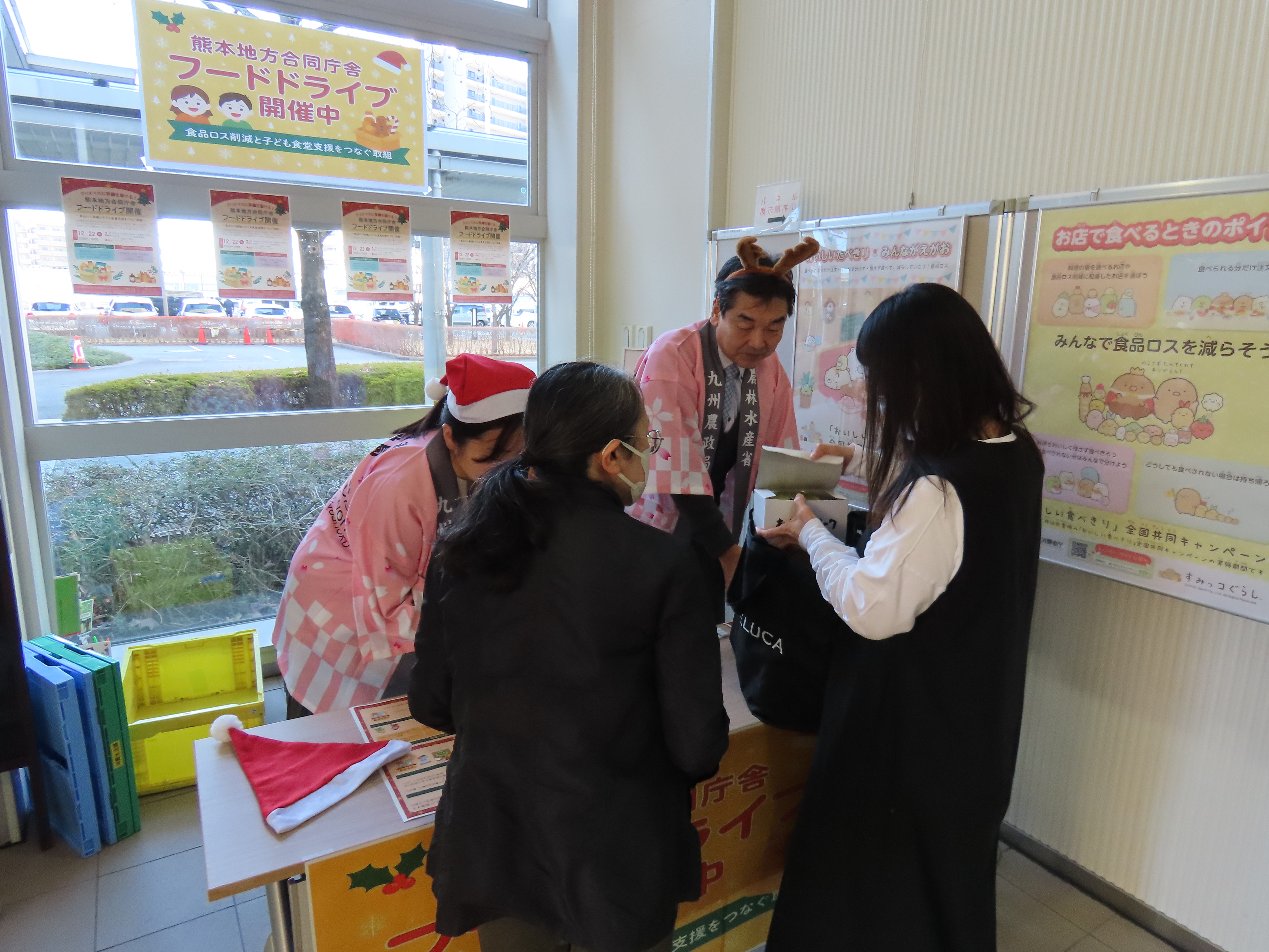 提供食品を受け取る様子1