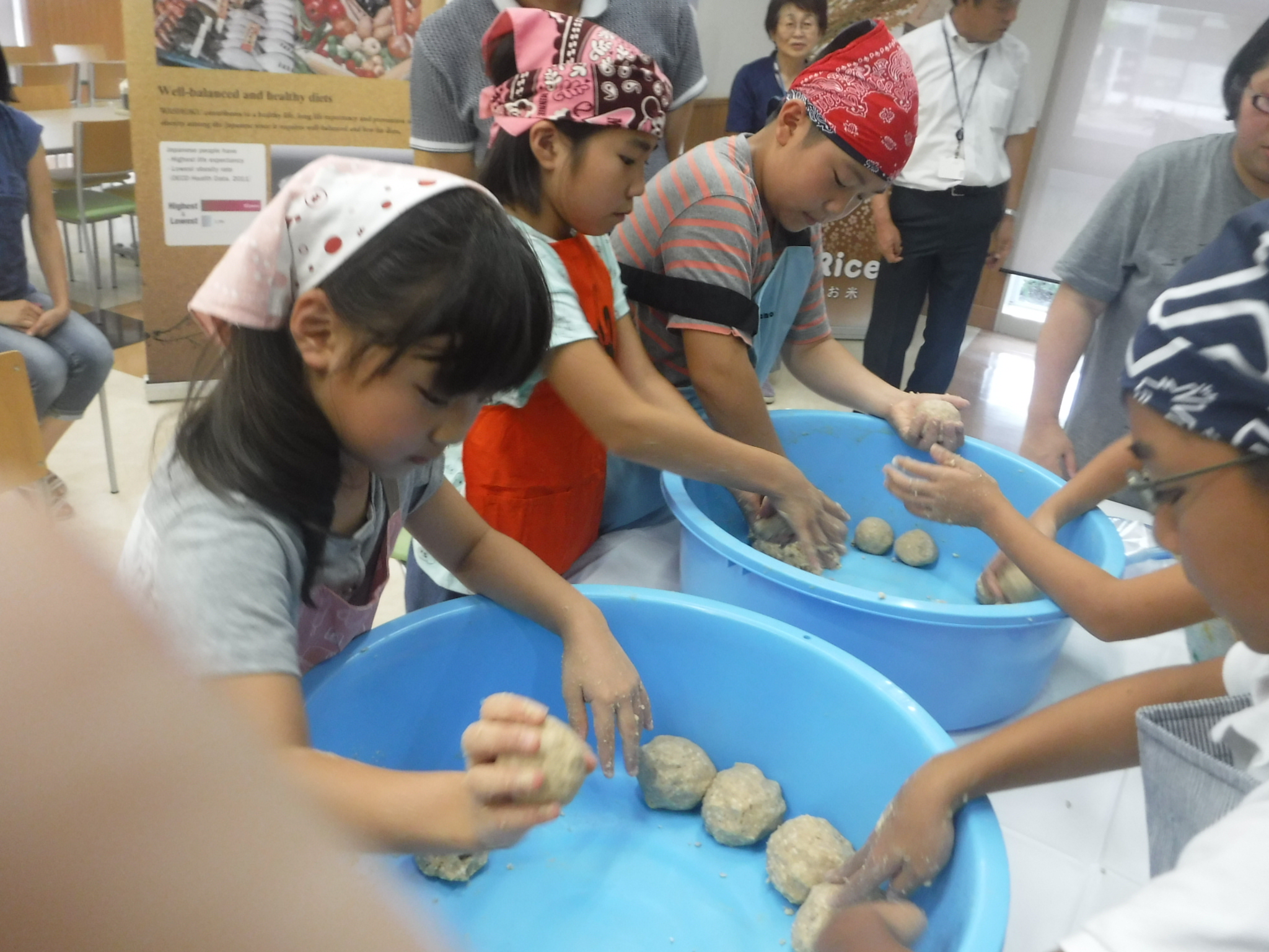 みそ団子を作る様子