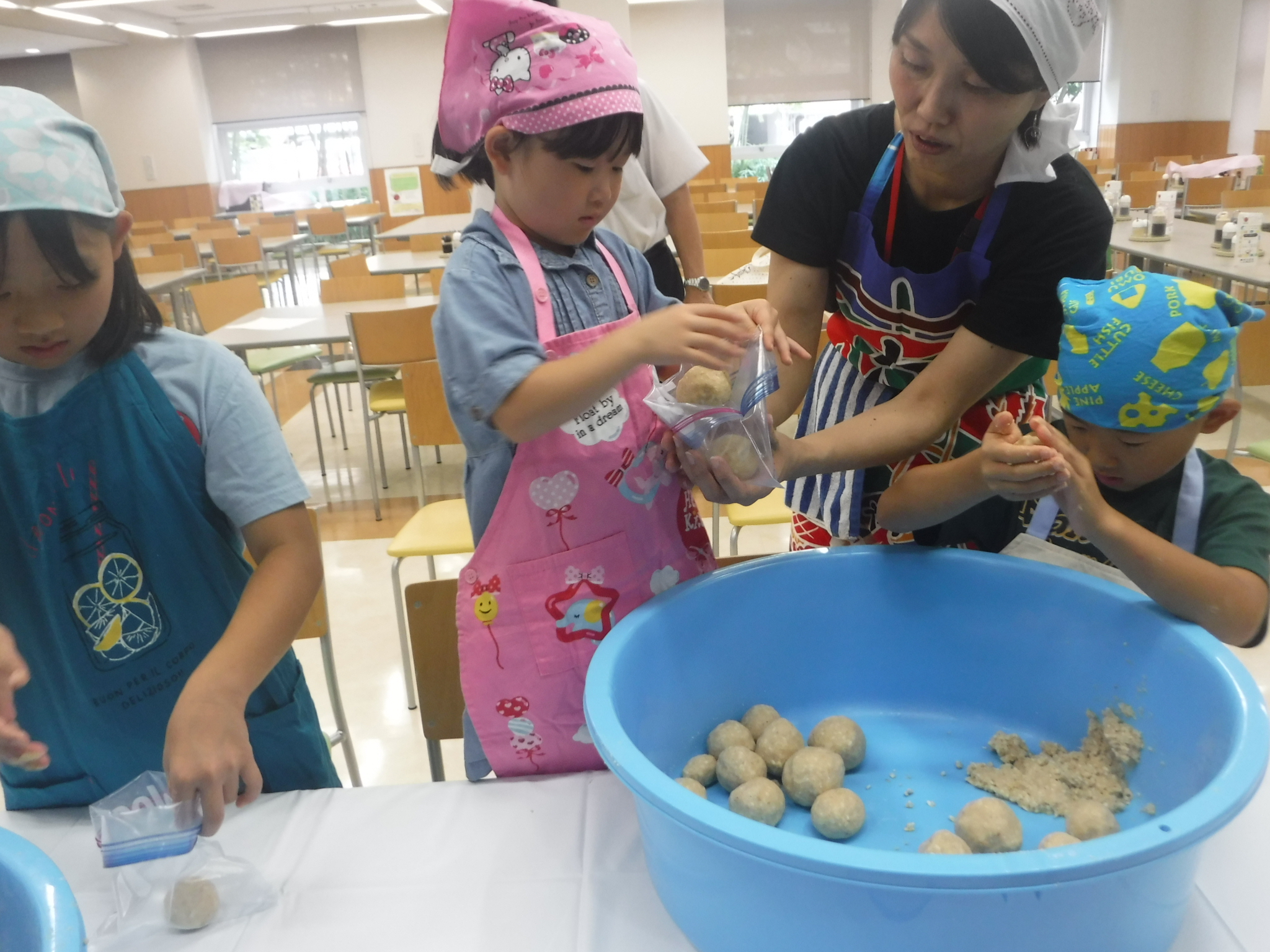 小さい子がみそを詰める様子