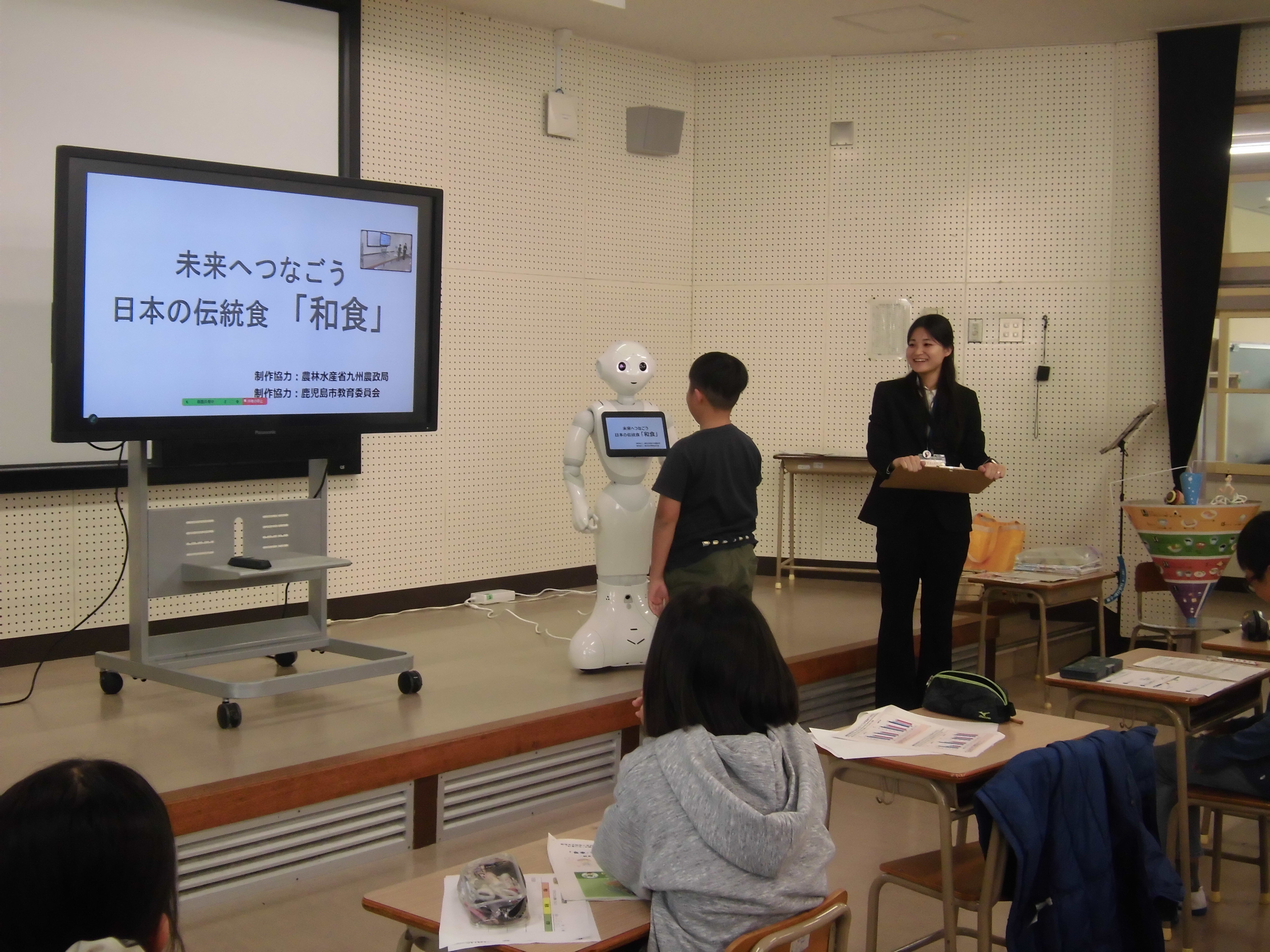 ペッパーと児童の写真