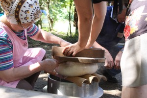 釜豆腐(はがまで豆腐を作り)
