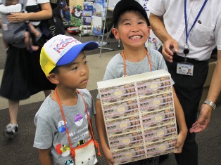 12  1億円（レプリカ）を持ってみよう！（九州財務局）