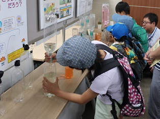 13  親子で気象実験に挑戦（熊本地方気象台）