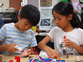11  桜の小枝ストラップ（もっくん）づくり（九州森林管理局）