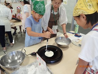 4  米粉の料理体験～ラップサンド、トライフルを作ろう！～（九州農政局生産部生産振興課）