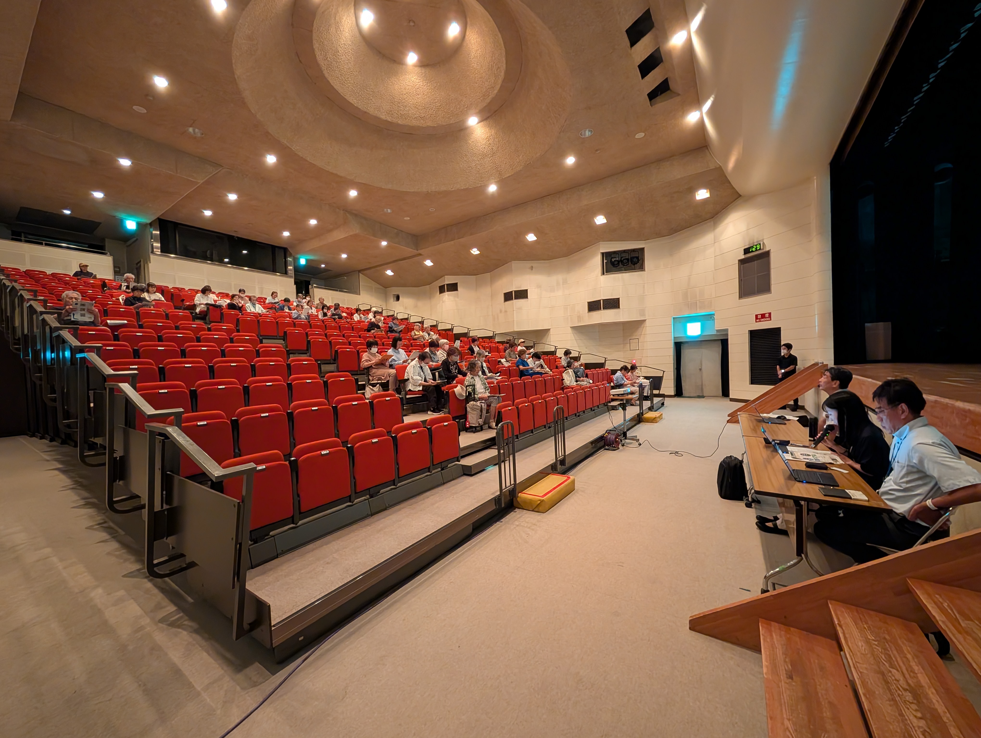 出前講座を受講していることぶき大学の皆さまの様子