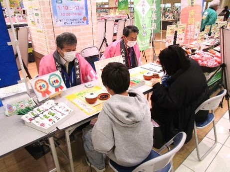 「豆運びゲーム」の様子