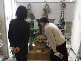 展示の見学者の様子1