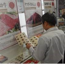 展示の見学者の様子2