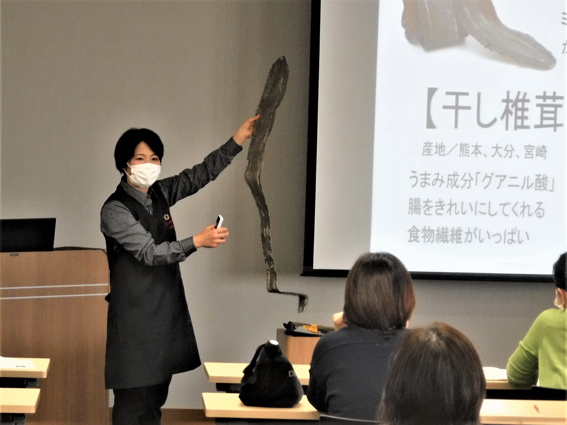 昆布を用いて昆布だしの魅力を説明