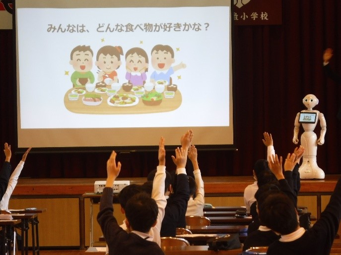 手を上げる生徒たち
