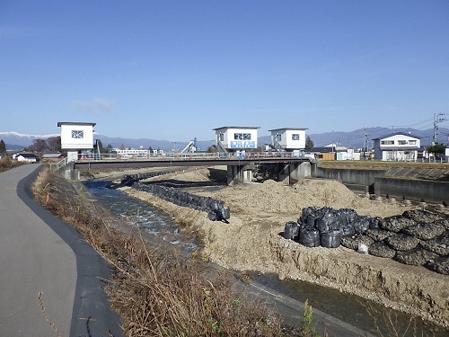 改修中の塩川頭首工