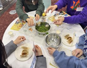 オリジナル餃子タレ調理の様子