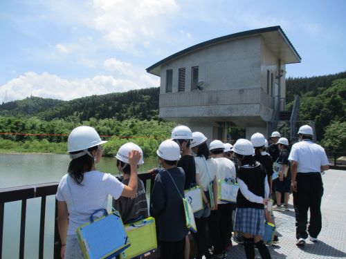 皆瀬ダムでの浅舞小学校の児童たち