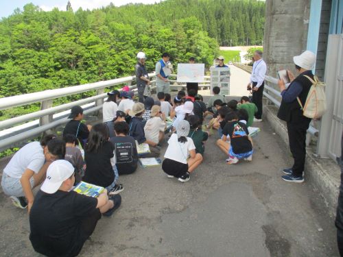 皆瀬頭首工での浅舞小学校の児童たち