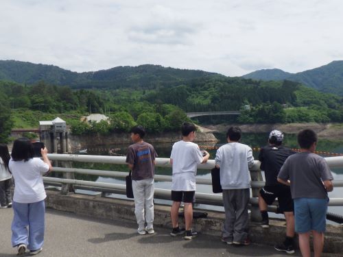 皆瀬ダムでの大雄小学校の児童たち