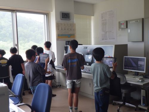 皆瀬頭首工管理室での大雄小学校の児童たち
