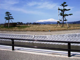 余目堰用水路(改修後:ブロック積み)背景に鳥海山