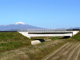 吉田堰用水路(改修後:水路橋)背景に鳥海山