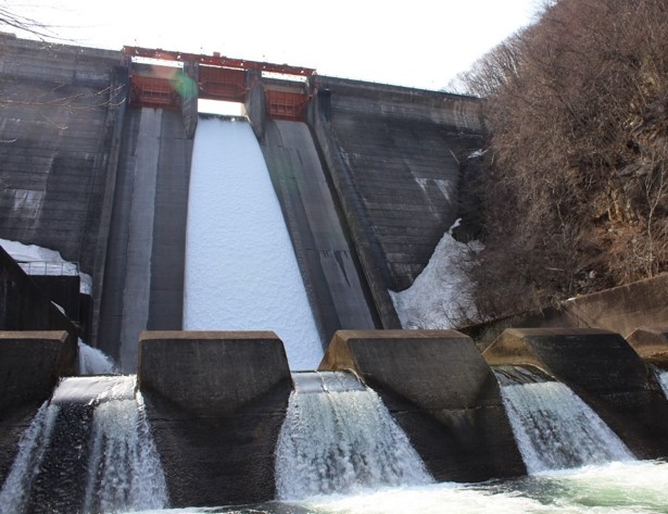 雪解けで放流が行われる豊沢ダム