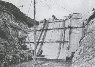 コンクリート打設中の豊沢ダム