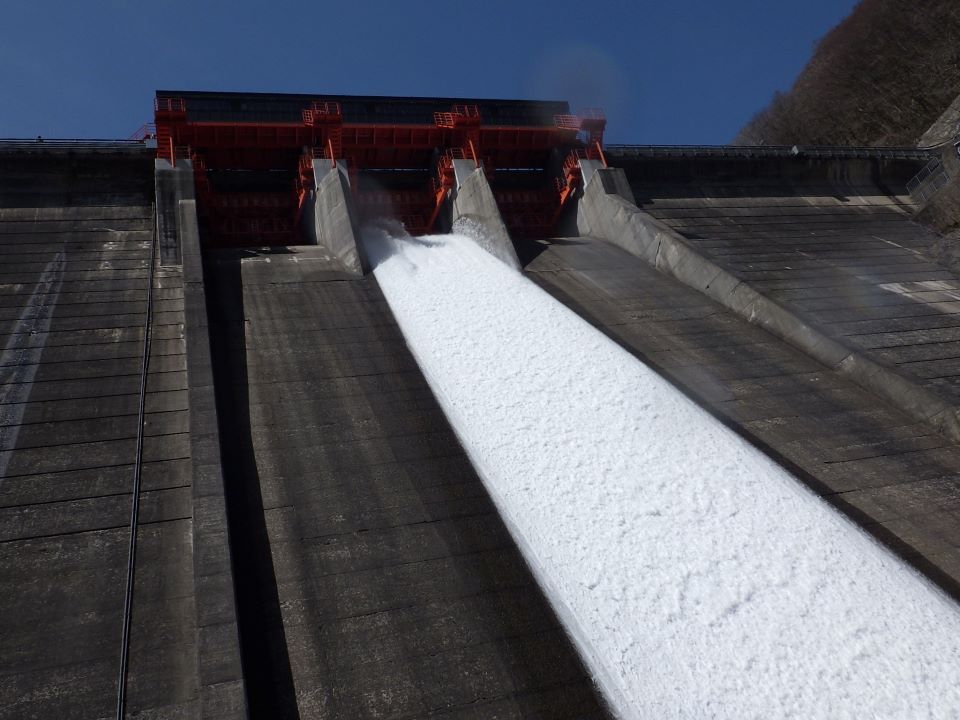 施工状況写真（洪水吐施設（放流状況））