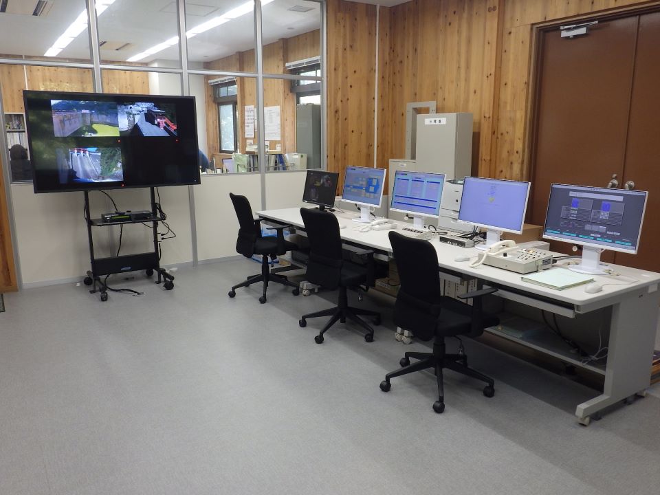 施工状況写真（ダム管理システム（ダム管理事務所内））