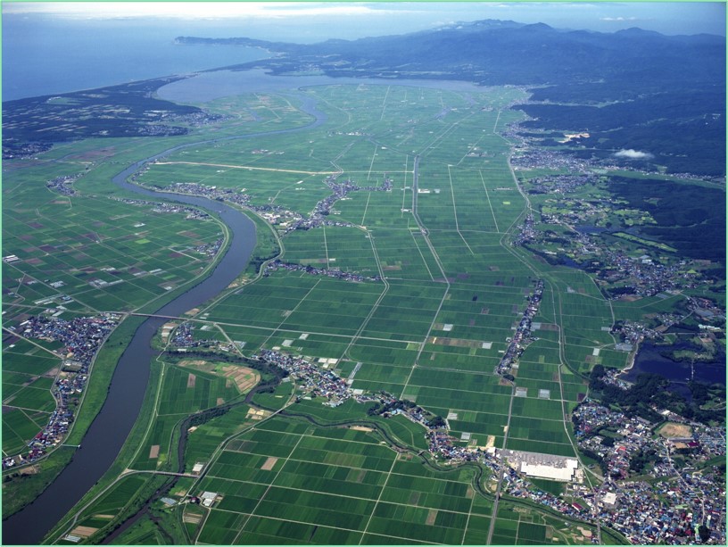 『先人たちの干拓により、発展を遂げた津軽平野北部の田園地帯』（十三湖（写真：上）に向かって、北流する岩木川（写真：左））