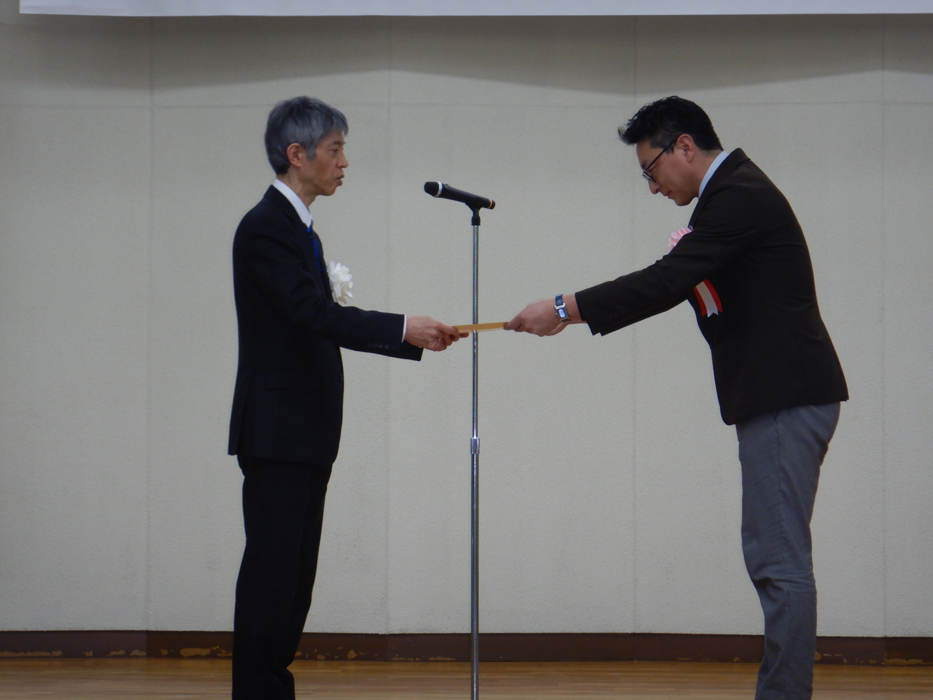 受賞者への選定証授与