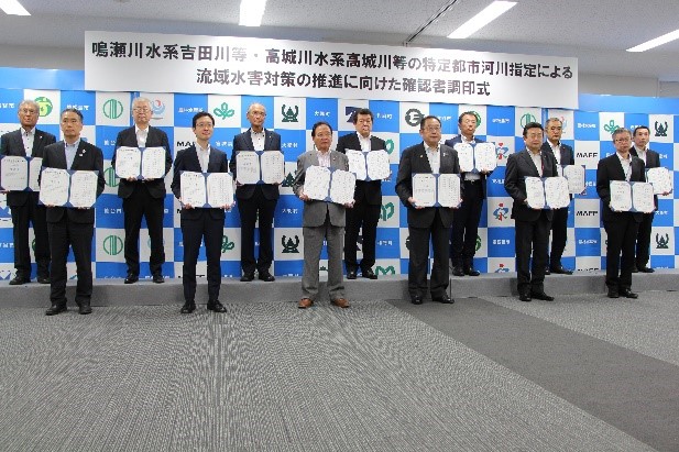 確認書調印式での記念撮影　